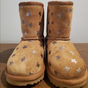 UGG Girls T Classic Short II Stars Pull-on Boot
